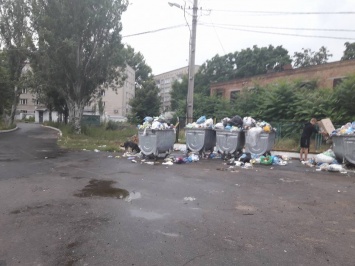 В Николаеве микрорайон Лески уже неделю утопает в мусоре