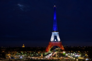 Париж отметил выход Франции в финал Евро-2016 народными гуляниями и стычками с полицией