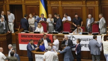 Рада снова не работает: в президиуме - Тимошенко, под трибуной - радикалы