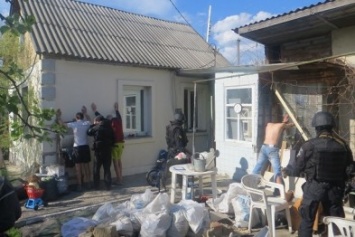 В Киеве мужчина с женой и детьми организовал притон