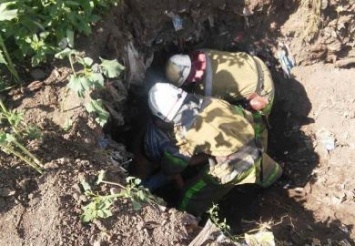 Оползень в Синельниково: мужчина провалился в яму глубиной 2 м