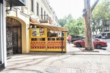 Летние площадки одесских кафе мешают проходу людей (фоторепортаж)