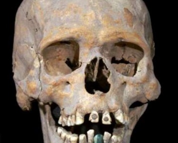В древних руинах Мексики нашли скелет с инкрустированными в зубах камнями