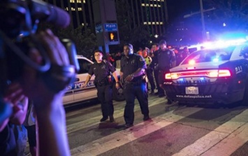 В Далласе застрелился один из подозреваемых в убийстве полицейских