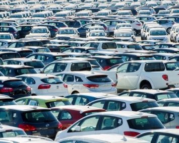 АЕБ: Продажи легковых автомобилей в России упали в июне на 12,5%