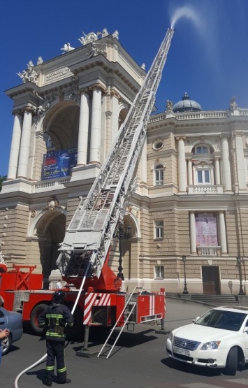 ОПЕРНЫЙ В ОГНЕ? К зданию Одесского Оперного театра съехалось 20 единиц пожарной техники. (ФОТО,ВИДЕО)