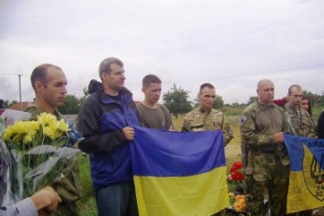 В Херсонской области на открытие памятника добровольцу, погибшему в АТО, приехали его побратимы (фото)