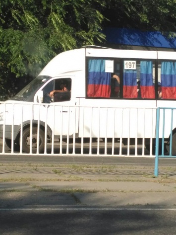 В Луганске ходят маршрутки с занавесками в цвета флага "ЛНР" (ФОТО)