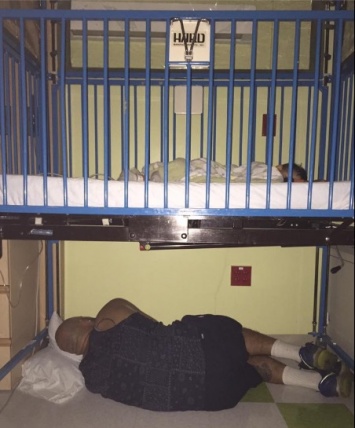 Этот папа уснул под кроваткой своего малыша в больнице. Причина растопит любое сердце