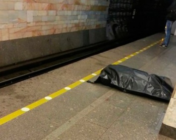 На станции метро «Гражданский проспект» в Петербурге лежит труп