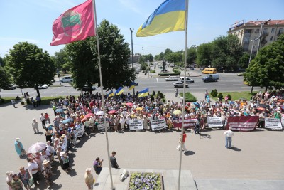 Более тысячи человек под стенами Запорожского горсовета требуют поддержать законопроект о спецстатусе региона