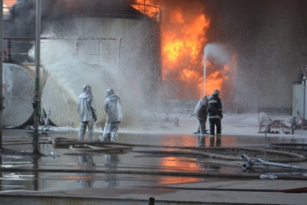ГСЧС: под Киевом до сих пор горят шесть резервуаров с топливом
