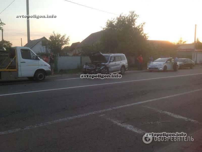 ДТП под Киевом: в лобовухе Mercedes 220E и Mitsubishi Pajero пострадали водители. ФОТО