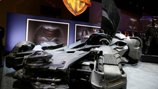 Еще круче, еще больше: Warner Brothers представила бэтомобиль нового поколения