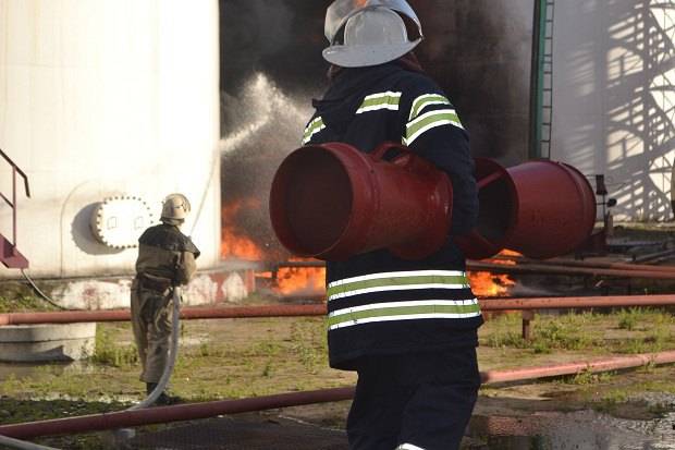 На нефтебазе в Глевахе продолжают гореть 14 емкостей с горючим