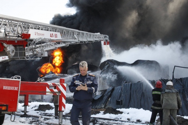 ГосЧС: Cпасатели готовятся к откачке топлива из разгерметизированных емкостей на нефтебазе под Киевом