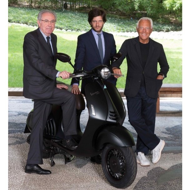 Модный дом Armani совместно с Vespa выпустили скутер (ФОТО)