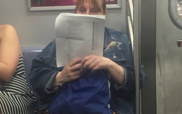 Американка читала в метро комментарий Facebook на десятке страниц