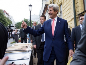 Посольство США показало видео прогулки Керри по Андреевскому спуску