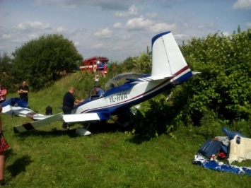 Во Львовской области в селе приземлился самолет с иностранцами