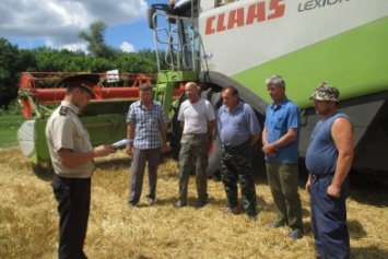Кременчугские пожарные выехали в поля, чтобы спасти урожай пшеницы (ФОТО)