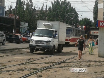 Из-за наглости автомобилистов, николаевские трамваи продолжают стоять в "пробках"