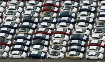 В России за последние полгода стали покупать на 15% меньше машин