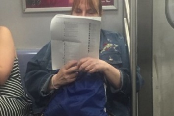 Пассажирка нью-йоркского метро распечатала комментарии из Фейсбука, чтобы почитать их в дороге