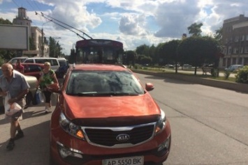 В Запорожье припаркованный внедорожник заблокировал движение троллейбусов, - ФОТО