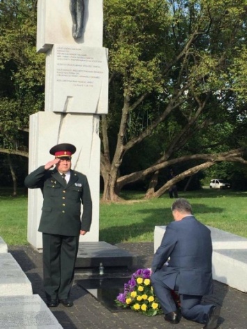 Дуда оценил шаг Порошенко, который встал на колени в память жертв Волынской трагедии