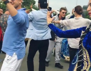 Воробьев, Клявер и Фомин станцевали кавказский танец в аэропорту Баку