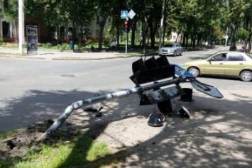 В Харькове иномарка снесла светофор и скрылась (ФОТО)