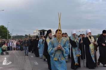 В Крестном ходе УПЦ из Почаева на Киев идут уже 10 тысяч паломников