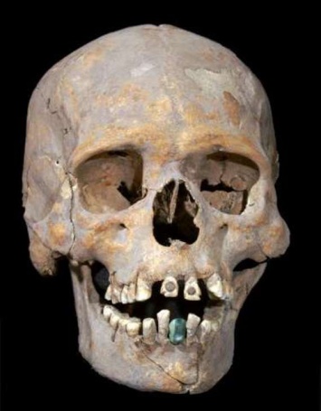 Археологи обнаружили в Мексике загадочный череп с инкрустированными зубами