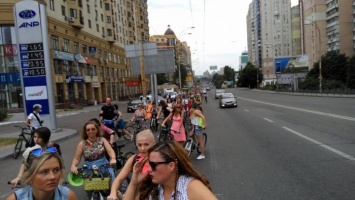 По Киеву прокатился женский велопарад