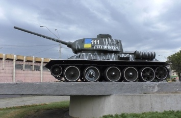 В Киеве, будучи навеселе, супружеская пара разрисовала памятник танкистам времен Второй Мировой войны