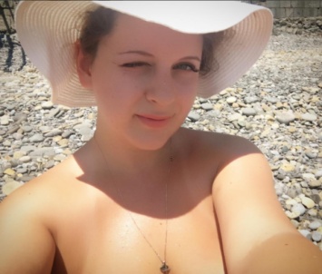 Актриса Анастасия Денисова разместила снимок своего декольте