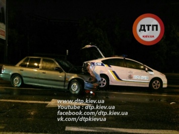 В Киеве в авто патрульных врезался легковик, трое людей пострадали
