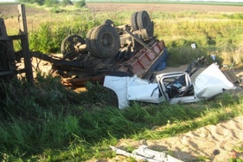 В Херсонской области спасатели деблокировали погибшего в ДТП водителя (фото)
