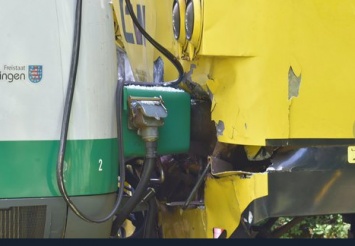 В Чехии "лоб в лоб" столкнулись две электрички