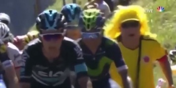 Лидер "Тур де Франс" ударил подбежавшего болельщика