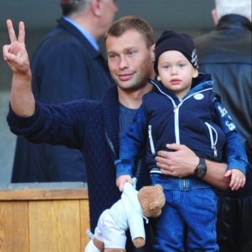 Березуцкий играет вместе с сыном в дворовой футбол