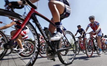 Английский велогонщик Крис Фрум ударил фаната на гонке «Тур де Франс»