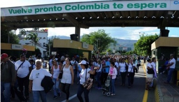 Тысячи венесуэльцев устремились в Колумбию за продуктами и лекарствами