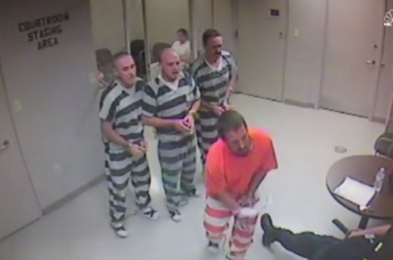 В Техасе заключенные вырвались из камер, чтобы спасти надзирателя