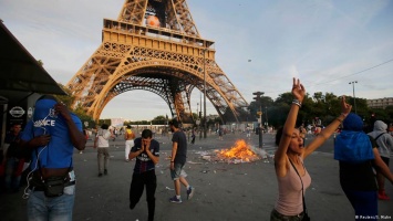 Полиция в Париже применила слезоточивый газ против фанатов