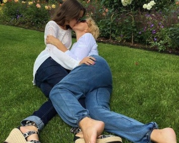 Любовь Успенская шокировала "французским" поцелуем с дочерью