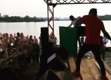 Рэпер Natan провалился под сцену во время выступления в Кемерове