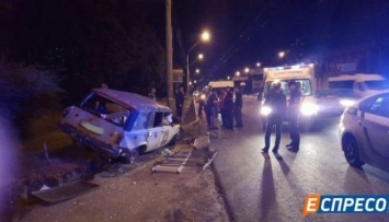 ДТП в Киеве: авто слетело с пустой дороги