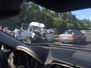 На въезде в Киев из-за аварии образовалась гигантская пробка